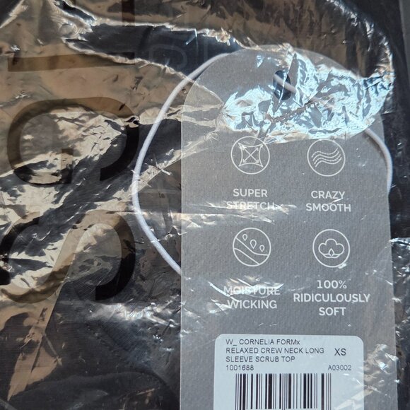 FIGS Cornelia FORMx Crewneck Scrub Top - Picture 2 of 4